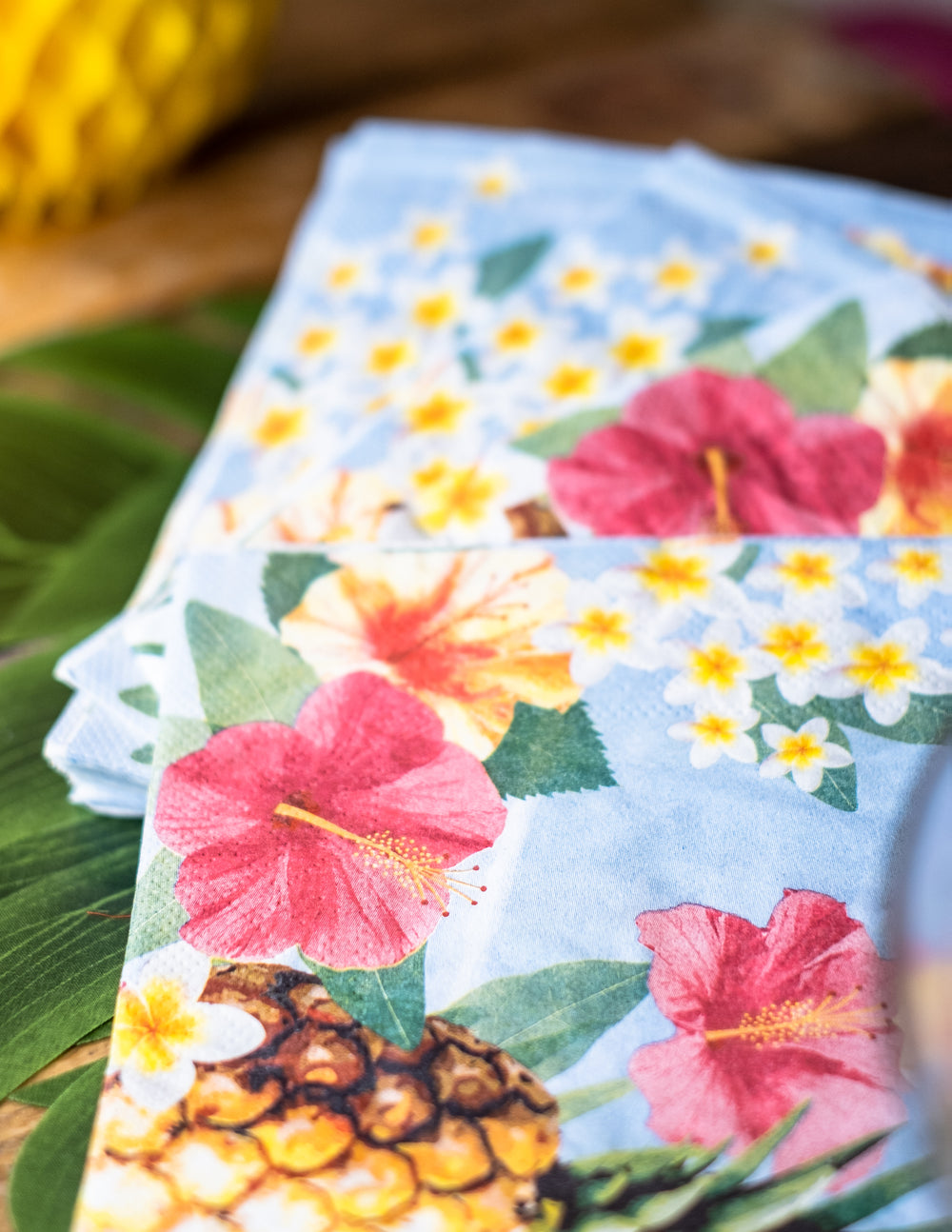 Vue rapprochée des fleurs d'hibiscus des serviettes Hawaii party