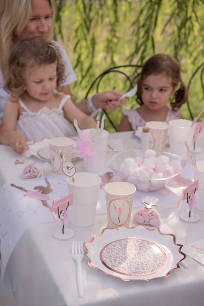 Mise en situation sur une table de fête des serviettes en papier ballerine