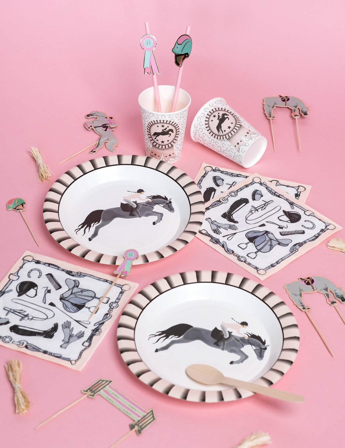 Visão geral da decoração de mesa dos guardanapos de papel equitação