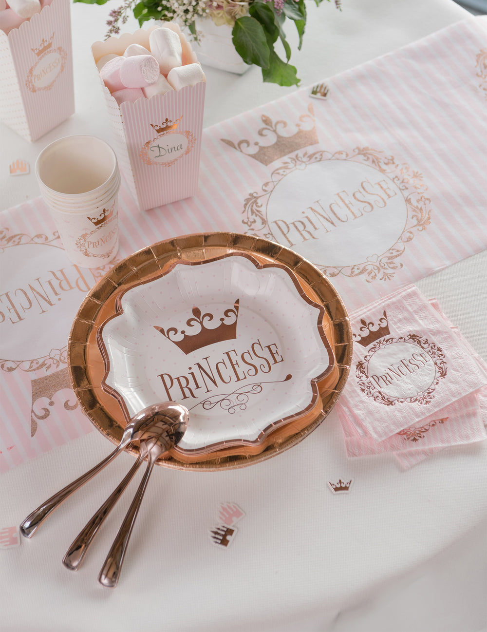 Vue de haut de la décoration de table des serviettes Princesse rose gold