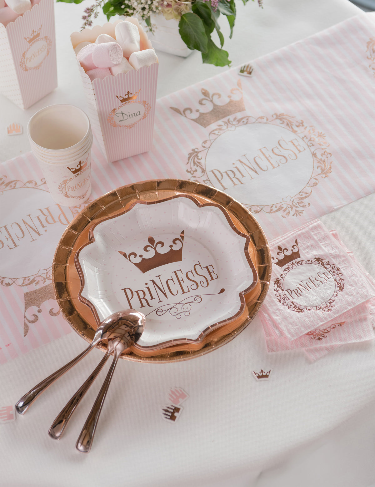 Vue de haut de la décoration de table des serviettes Princesse rose gold