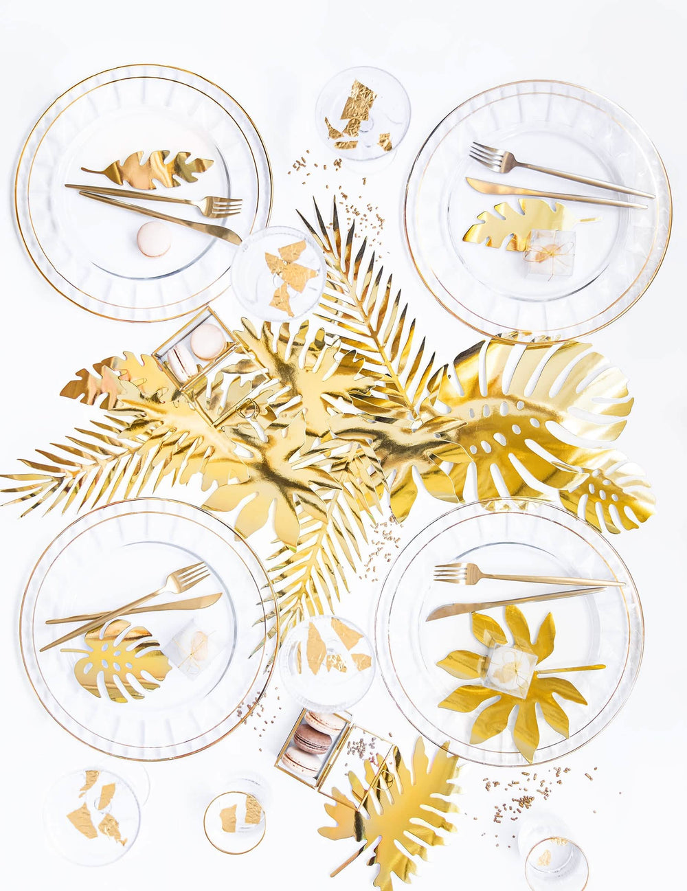 Cenário de mesa de folhas tropicais em papel para decoração
