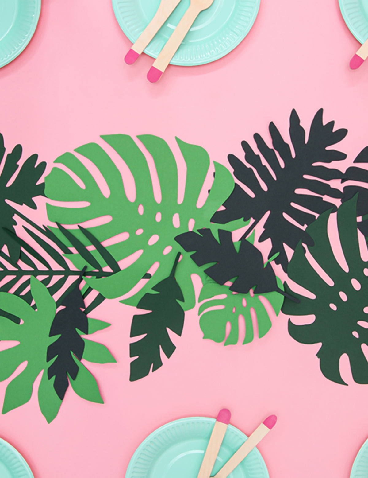 Mise en situation sur table des feuilles tropicales Hawaï pour décoration
