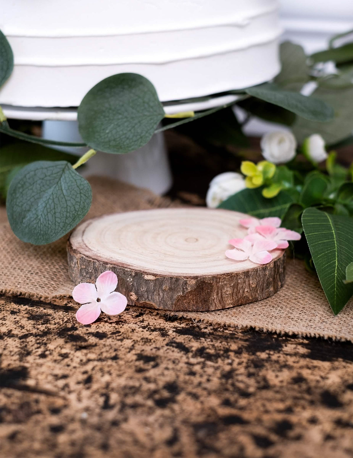Encenação de decorações de mesa com pétalas de flores para festa, rosas artificiais