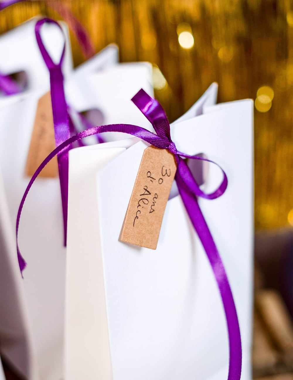 Grande plano sobre a utilização das etiquetas perfuradas de casamento para festa