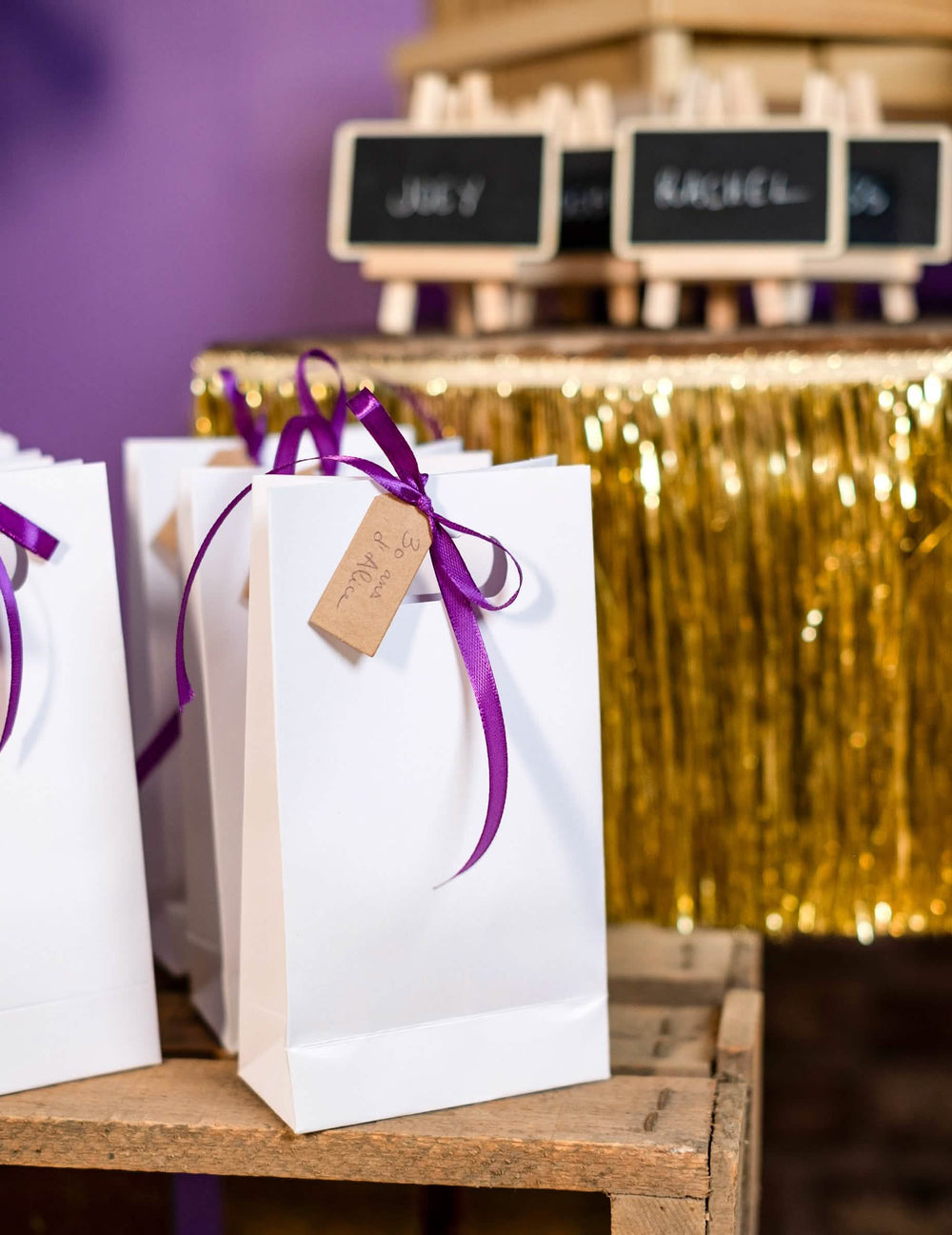 Em cenário numa saqueta de oferta, etiquetas perfuradas de casamento para festa
