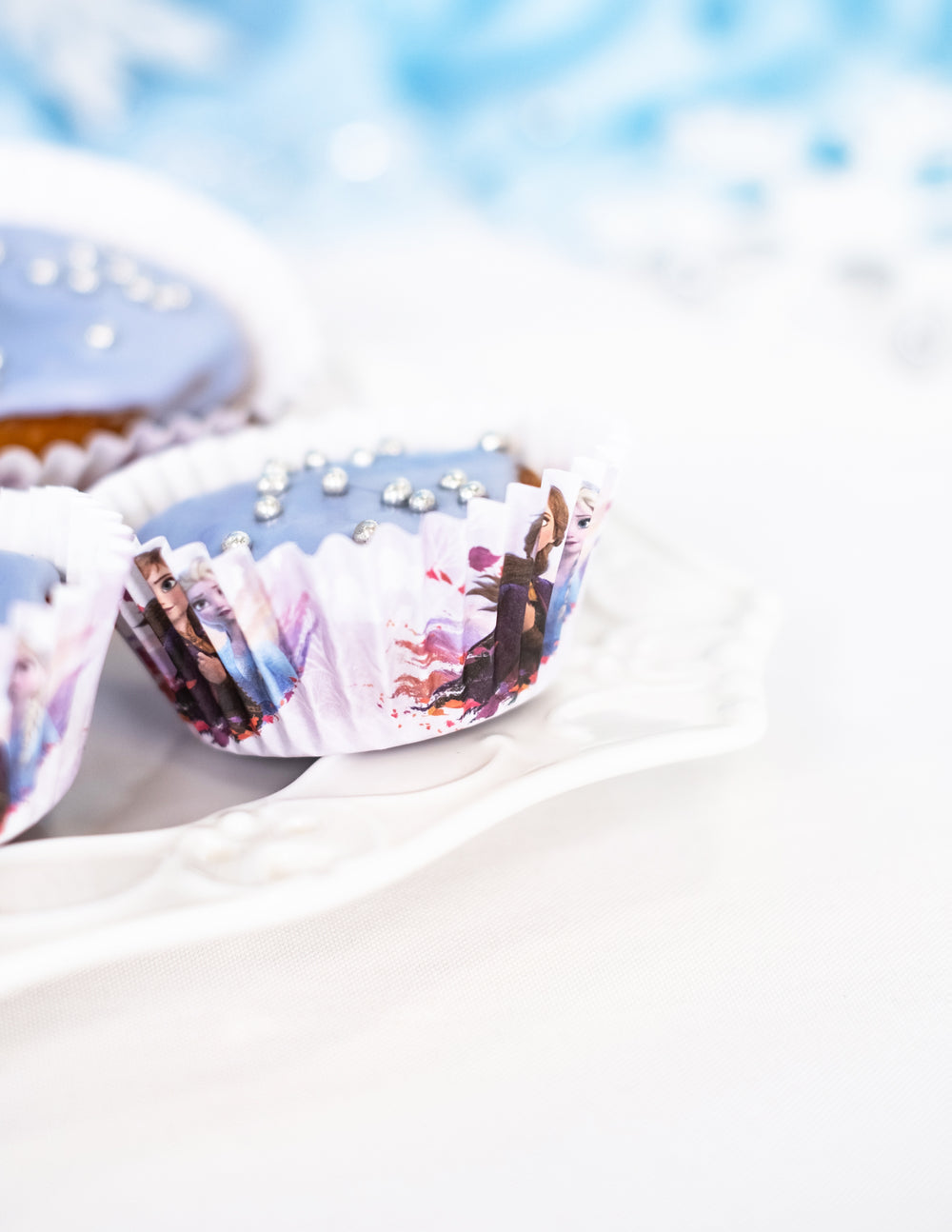 Gros plan sur le motif des caissettes à cupcake en papier La Reine des Neiges