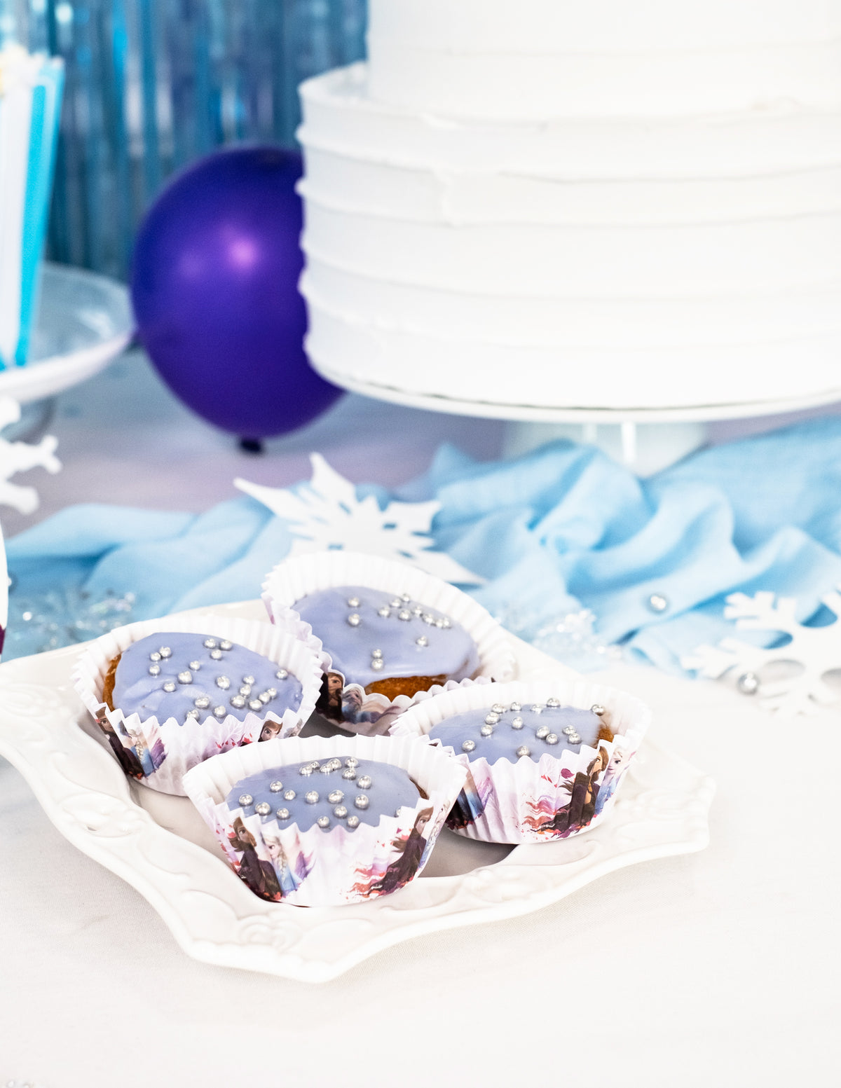 Mise en situation des caissettes à cupcake en papier La Reine des Neiges
