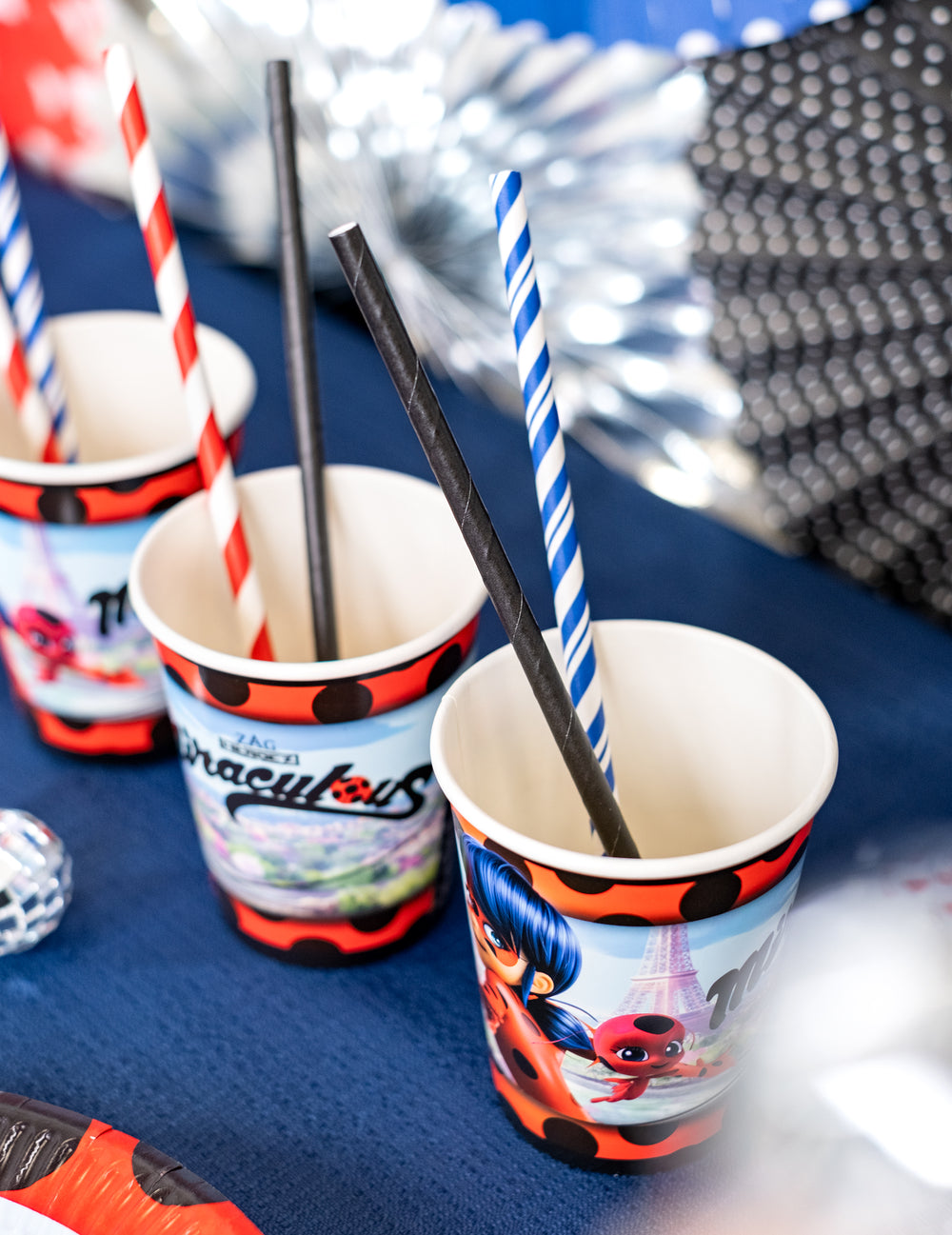 Mise en situation dans des gobelets des pailles en papier pour cocktails pour fête