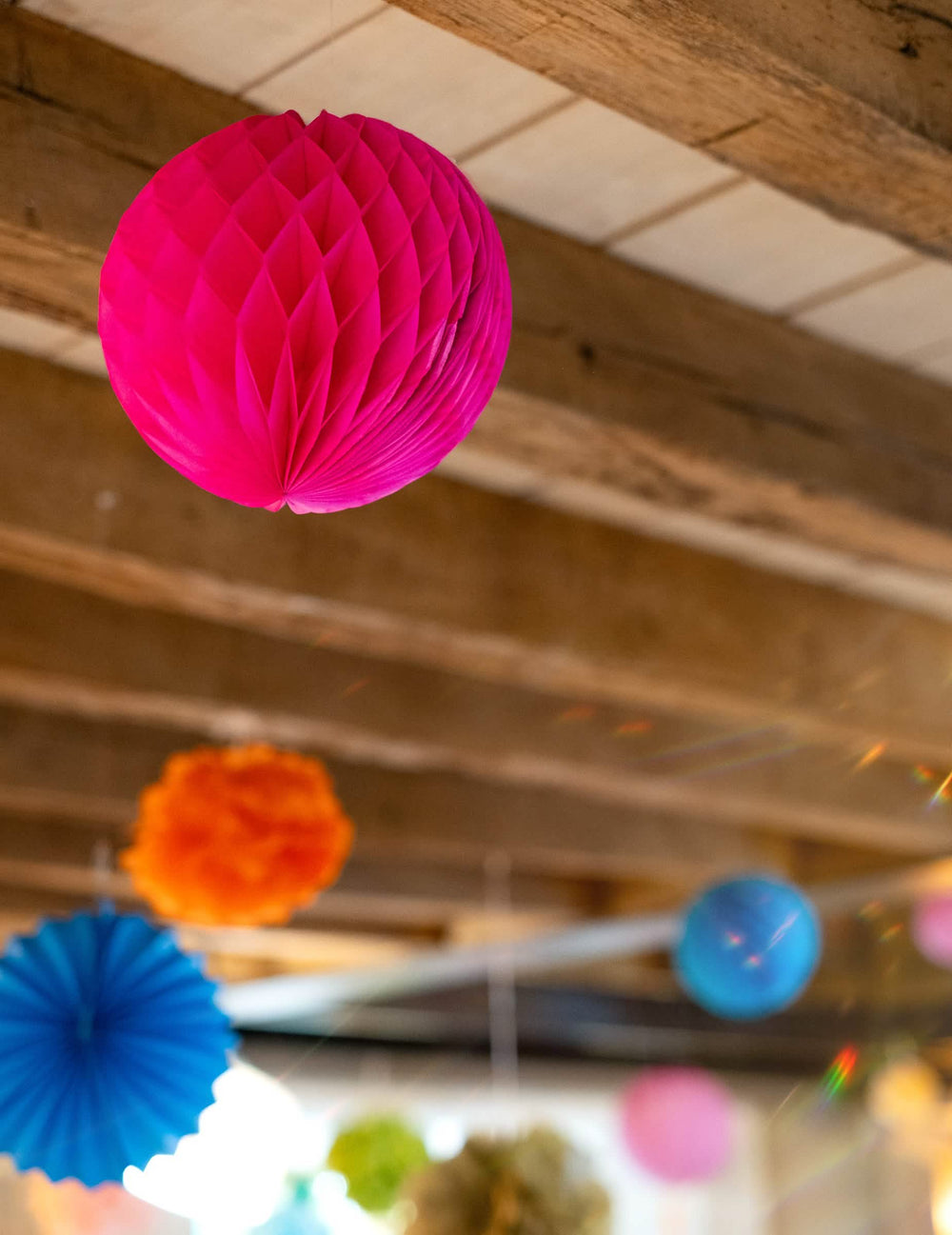 Encenação no teto com bolas de papel alveolado para pendurar para decoração cor de rosa fúchsia