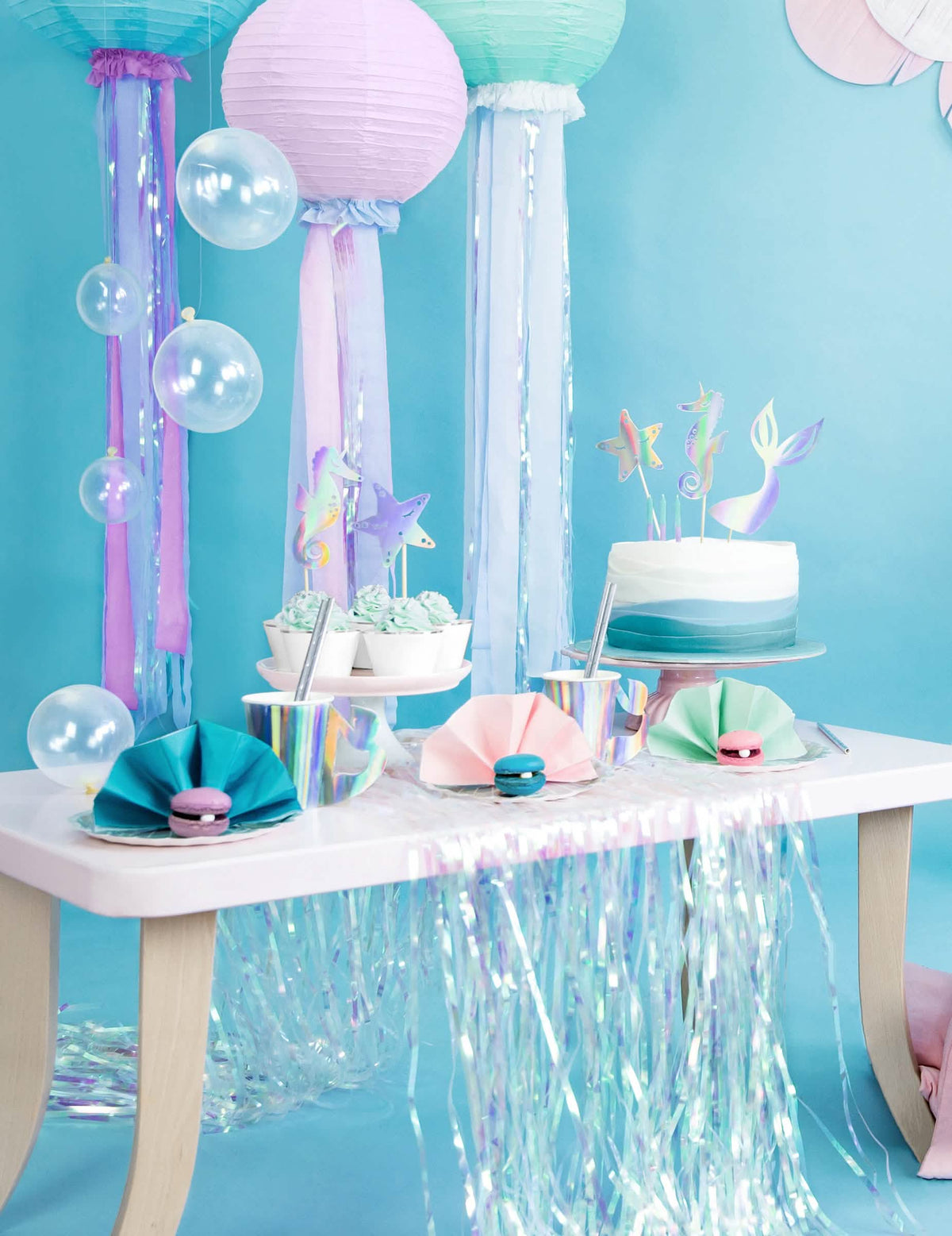 Vista geral da mesa de festa do cake toppers sereias