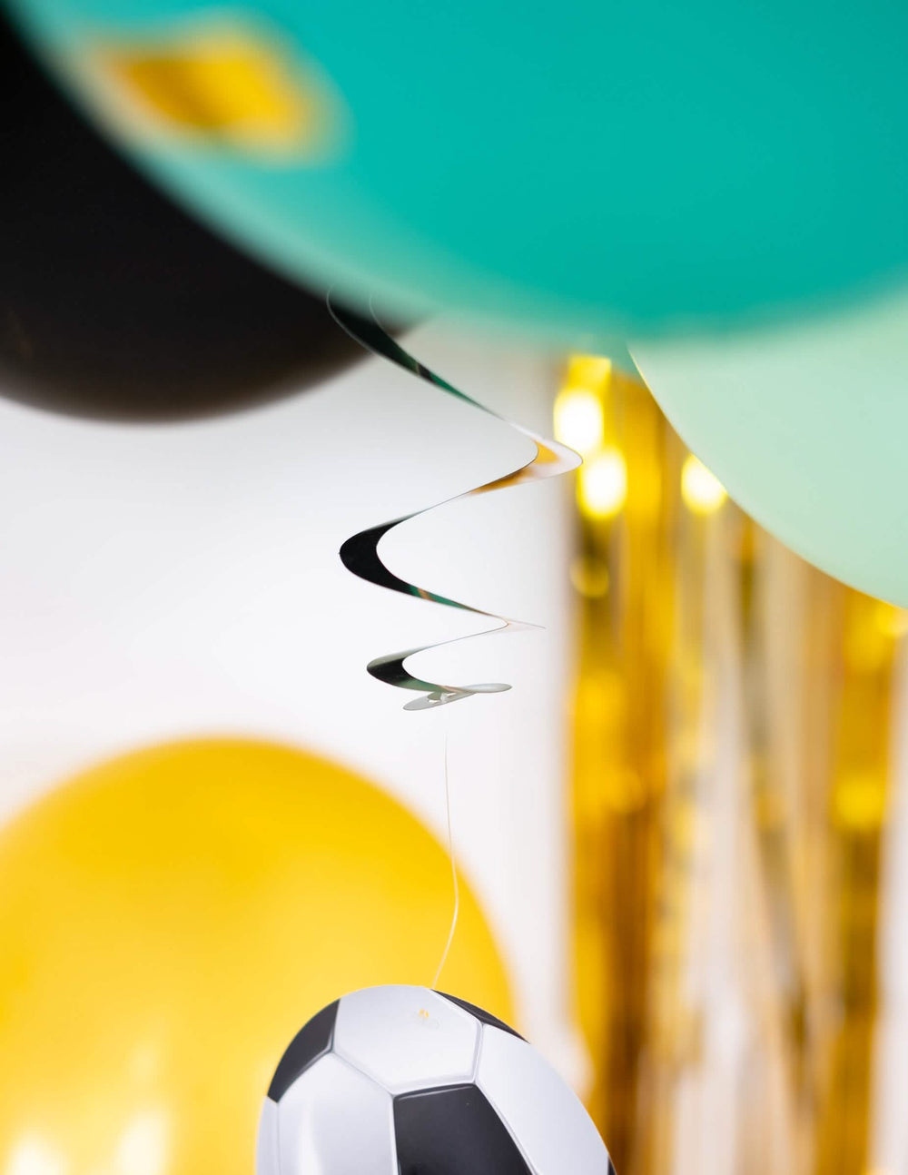 Detalhe da espiral prateada das decorações suspensas Foot party