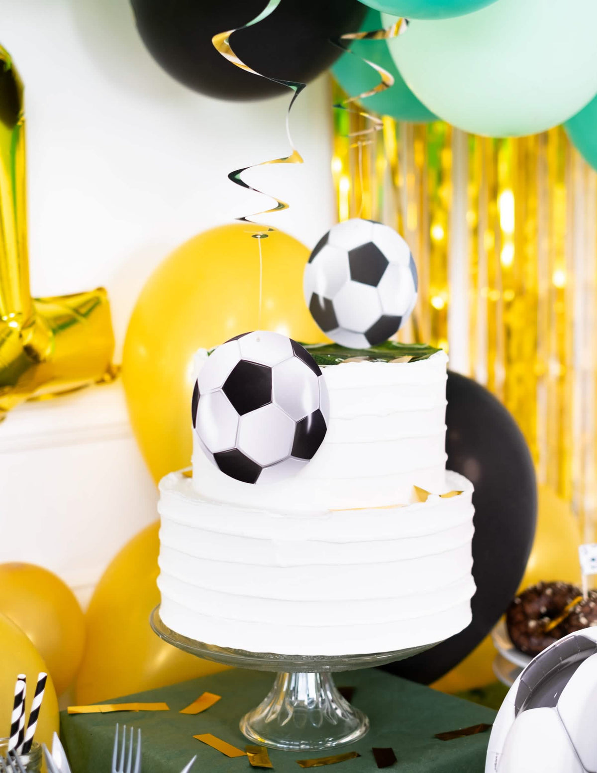 Cenografia para um bolo com decorações para pendurar Foot party