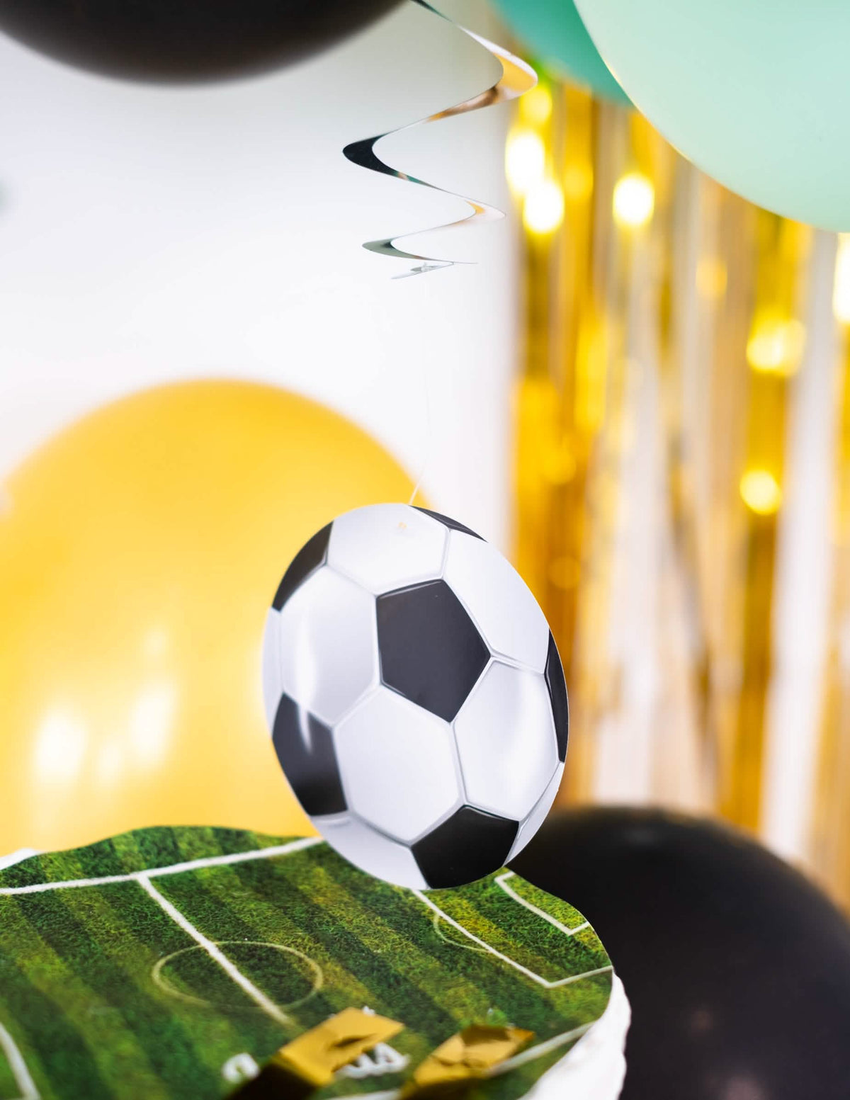 Grande plano da bola de futebol das decorações para pendurar Foot party