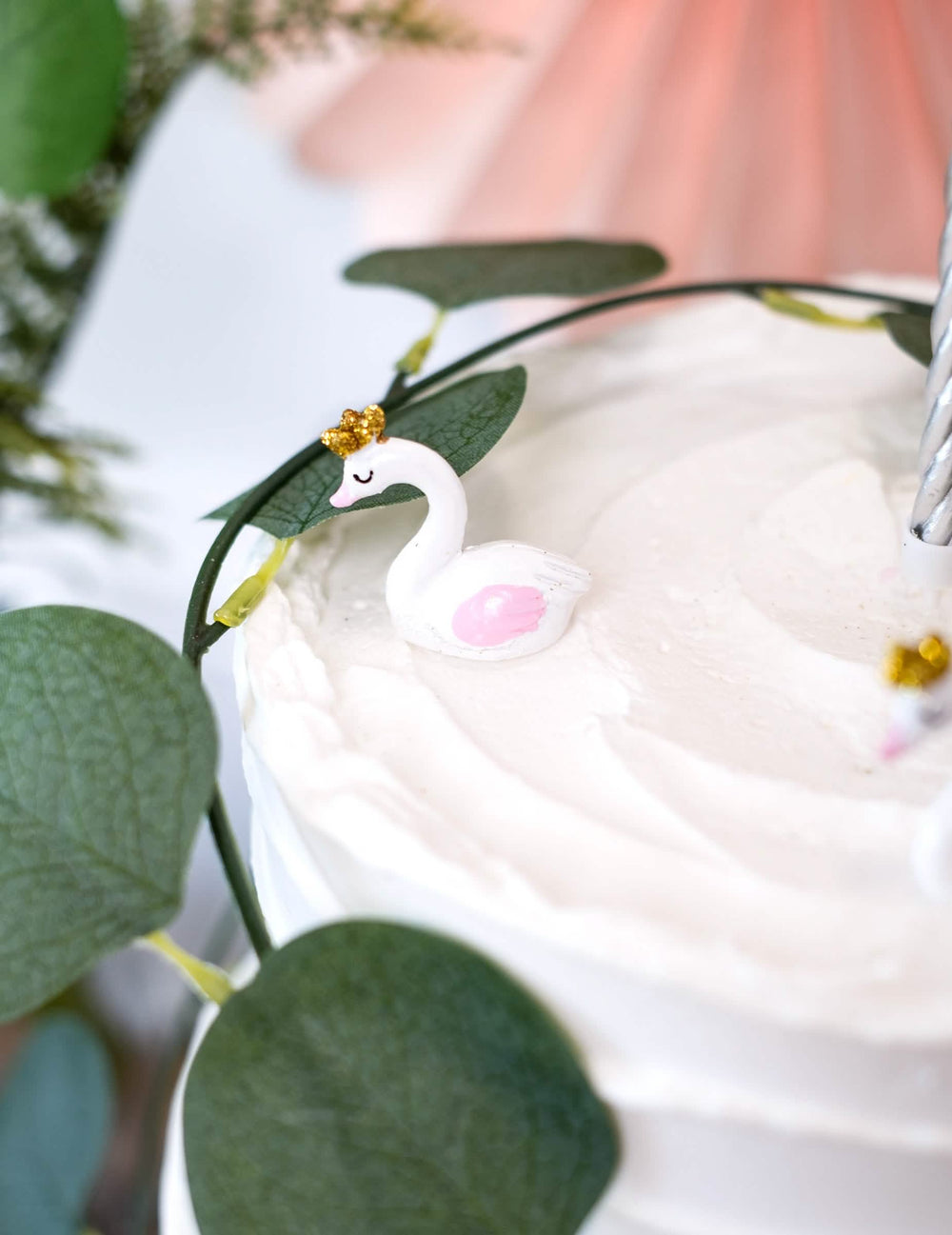 Encenação sobre um bolo com figurinas em resina de cisne para baby shower