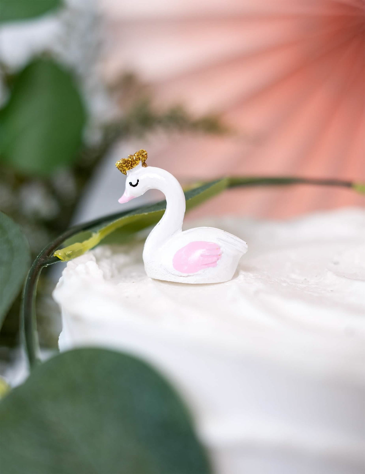 Decoração num bolo com a figura de resina de cisne para baby shower