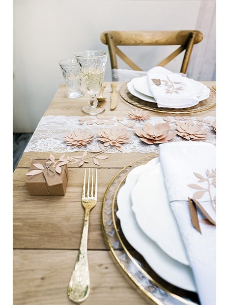 Mise en situation sur une table des fleurs en papier kit diy pour décoration rose