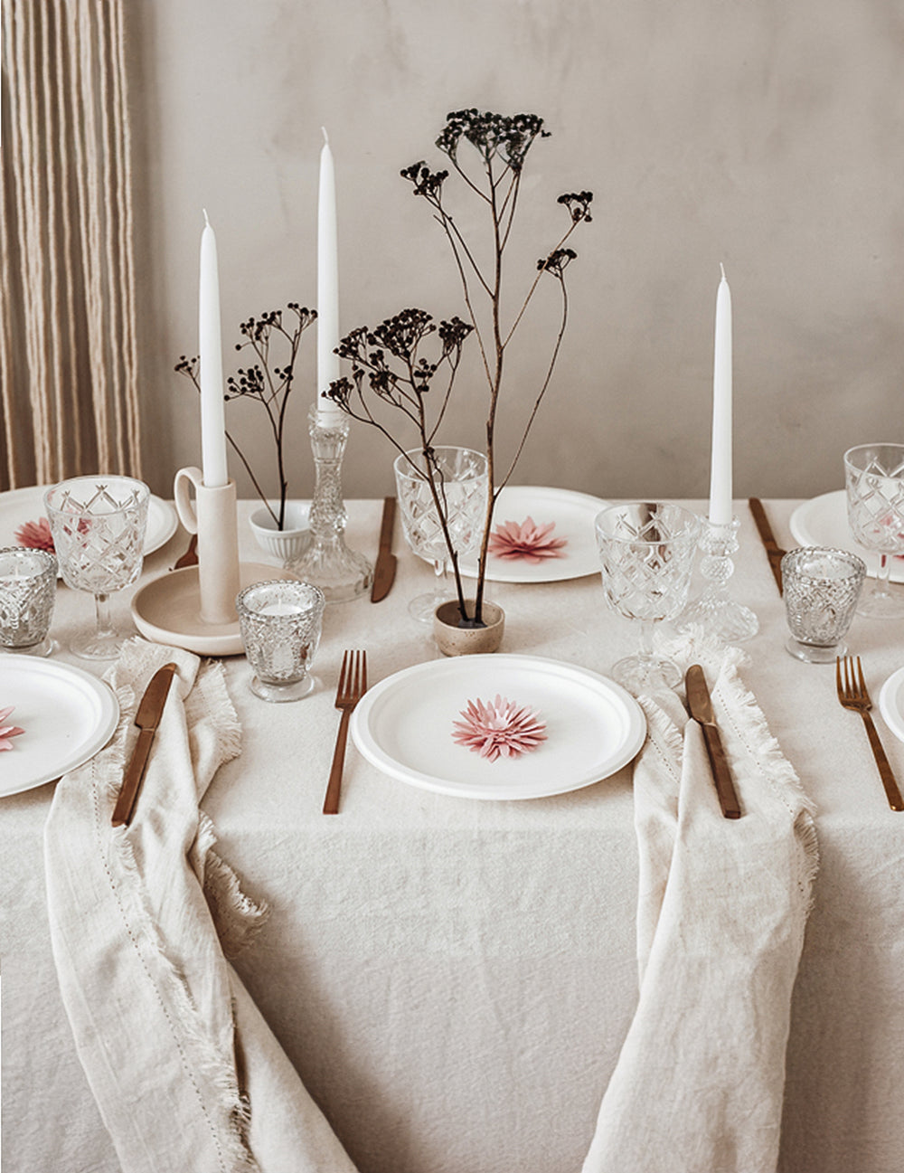 Mise en scène de table des fleurs en papier 3D pour décoration rose poudré