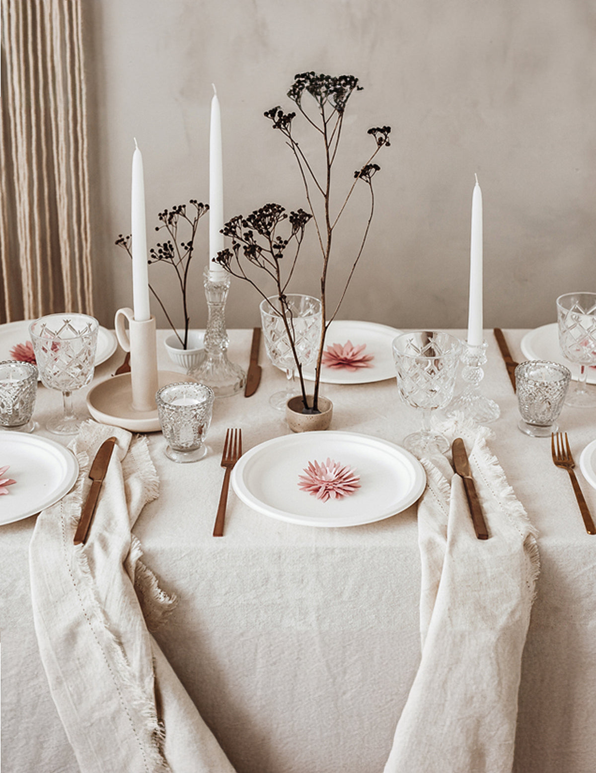 Mise en scène de table des fleurs en papier 3D pour décoration rose poudré