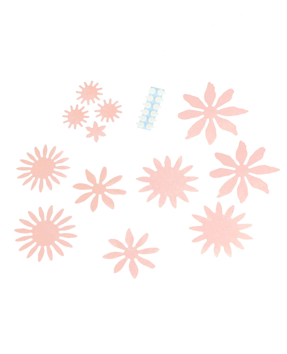 Détail des éléments et des pastilles adhésives des fleurs en papier 3D pour décoration rose poudré