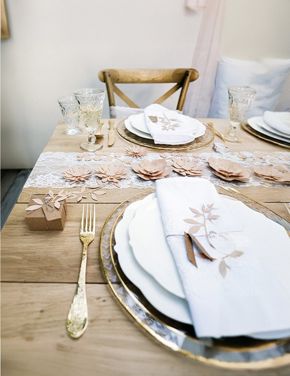 Mise en situation sur une table des fleurs en papier 3D pour décoration rose poudré