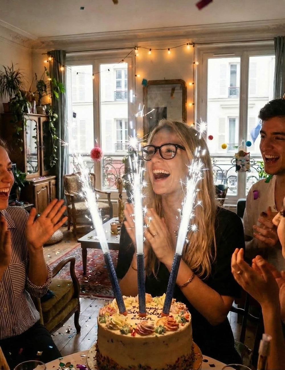 Colocação num bolo de aniversário de fontes luminosas prateadas para festa
