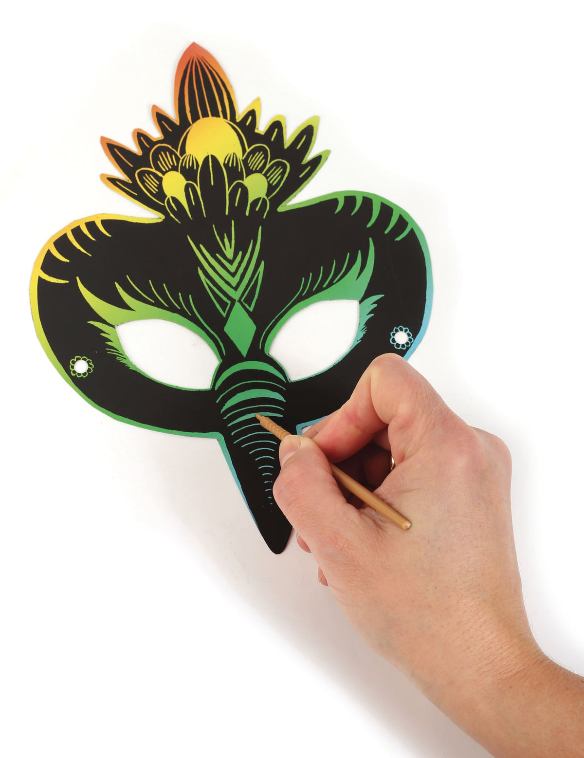 Démonstration de l'effet à gratter du masque plat à gratter en carton oiseaux