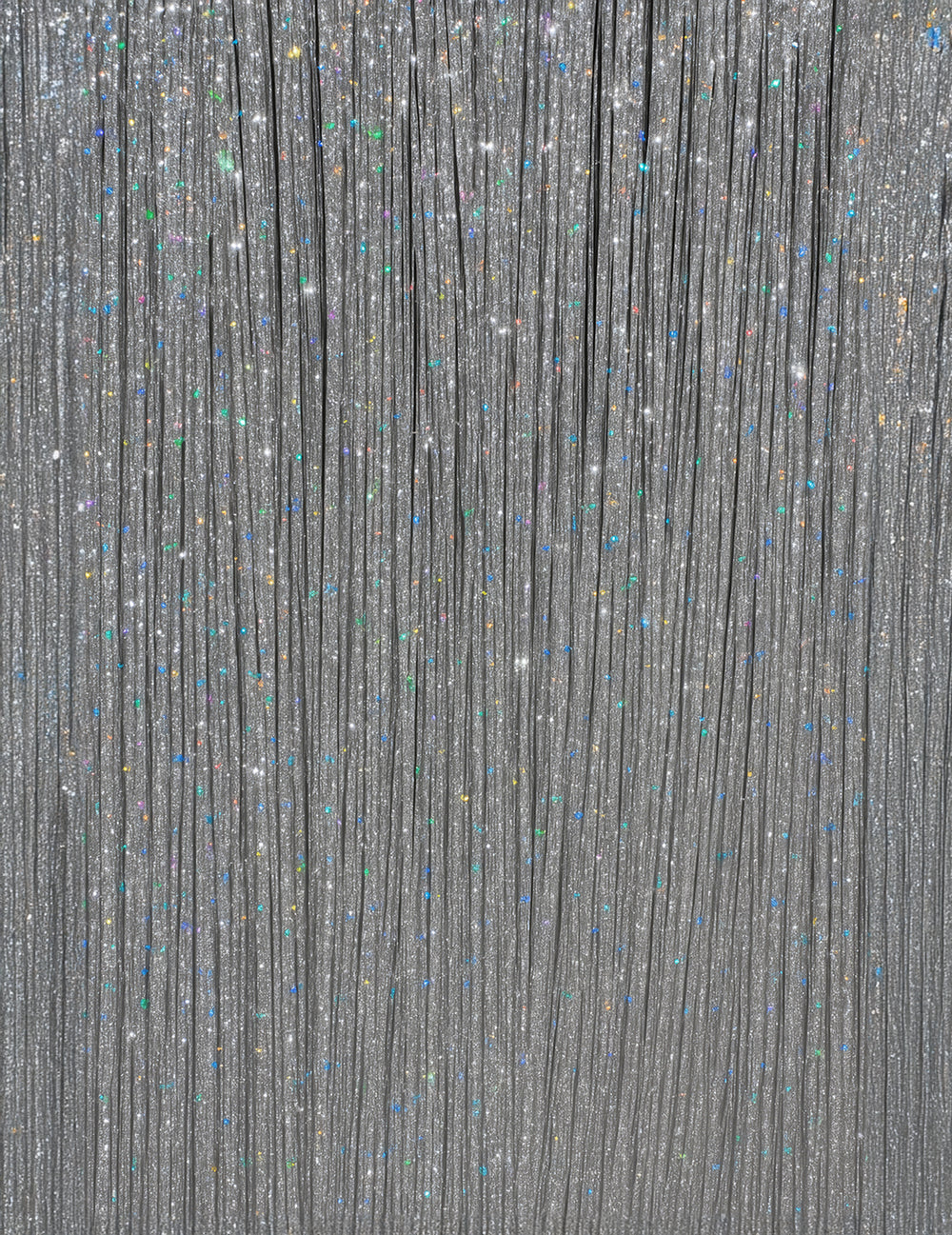 Gros plan sur la texture scintillante des mèches brillantes pour femme argentées