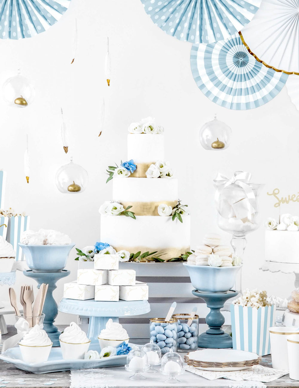 Cenário numa mesa de festa da mini campainha de plástico transparente para amêndoas confeitadas