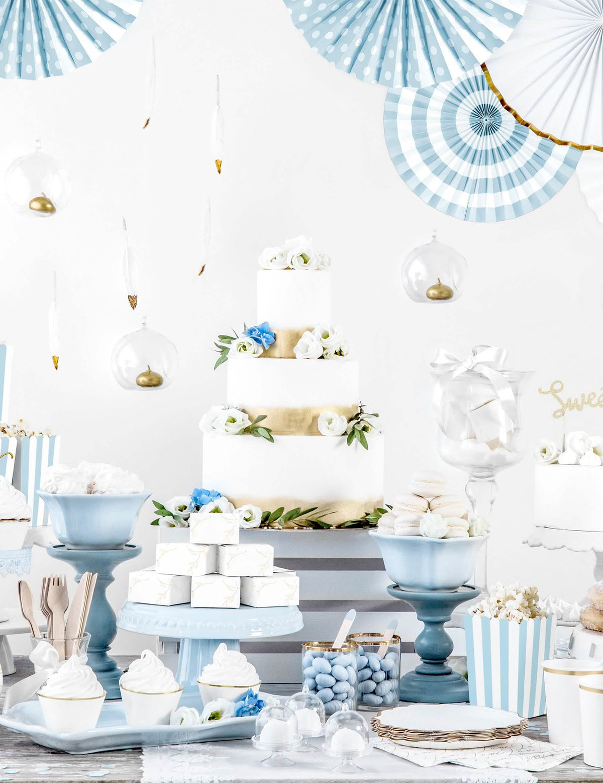Cenário numa mesa de festa da mini campainha de plástico transparente para amêndoas confeitadas