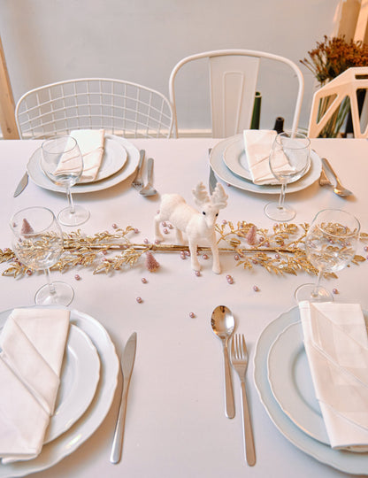 Vue de dessus de la table des petits sapins artificiels de Noël pour décoration rose gold pailletés