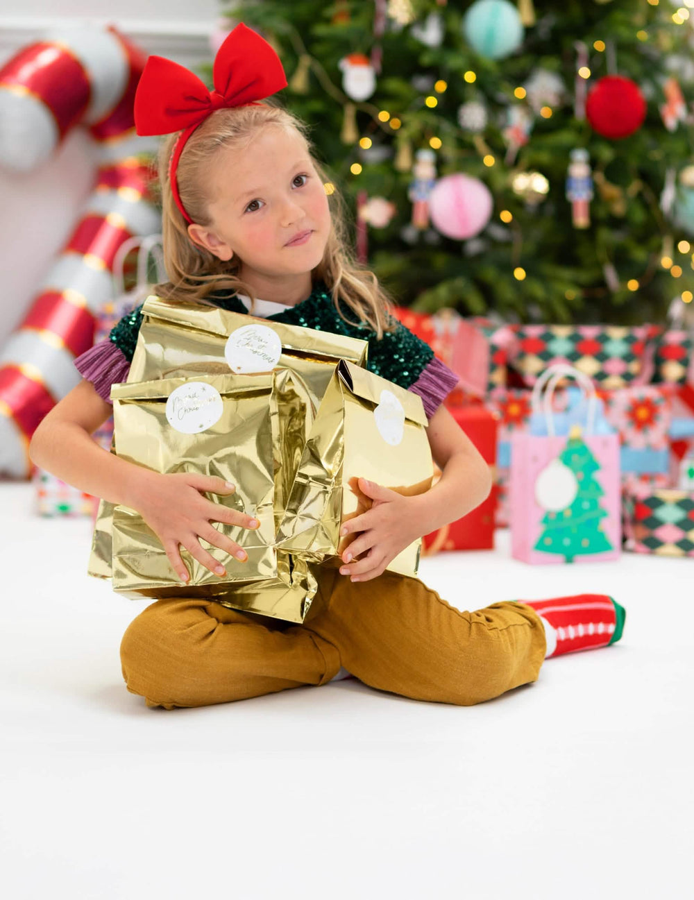 Apresentado por uma criança, sacos de oferta de natal para festa