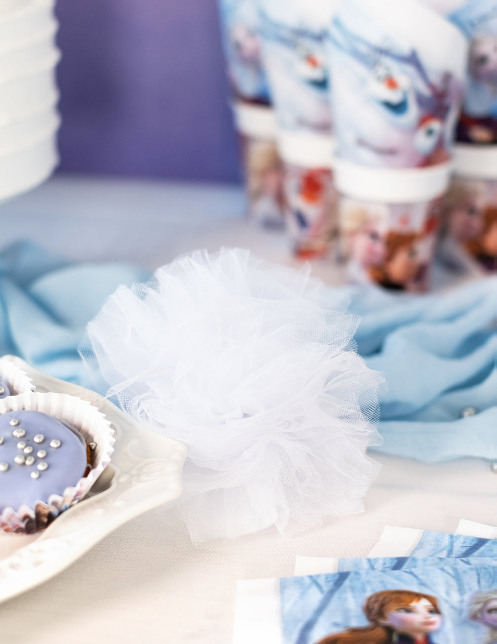 Mise en situation des pompons à suspendre en tulle pour décoration blancs