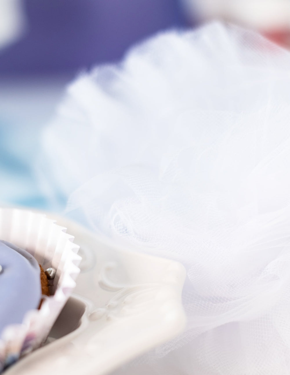 Détail de l'aspect vaporeux des pompons à suspendre en tulle pour décoration blancs