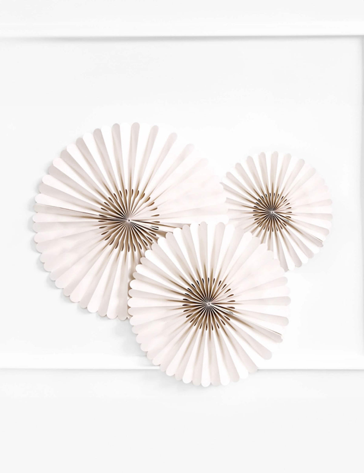 Detalhe da disposição das 3 rosáceas decorativas em papel para casamento