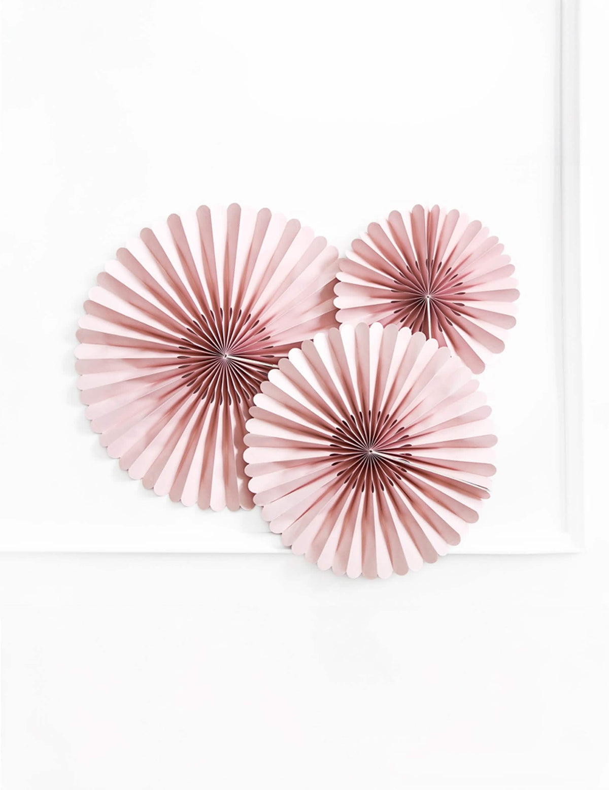 Vista geral das 3 rosetas decorativas em papel para casamento
