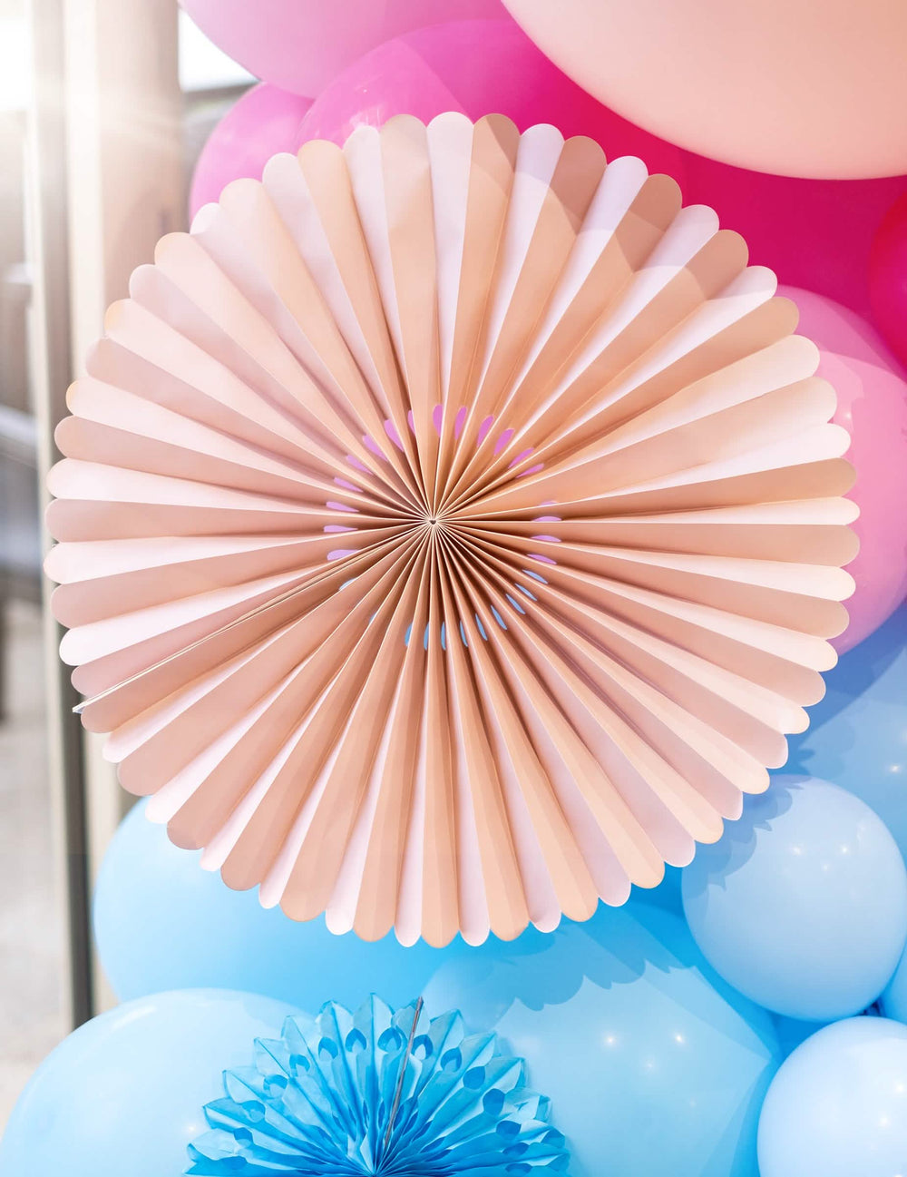 Plano aproximado de uma roseta das 3 rosetas decorativas em papel para casamento