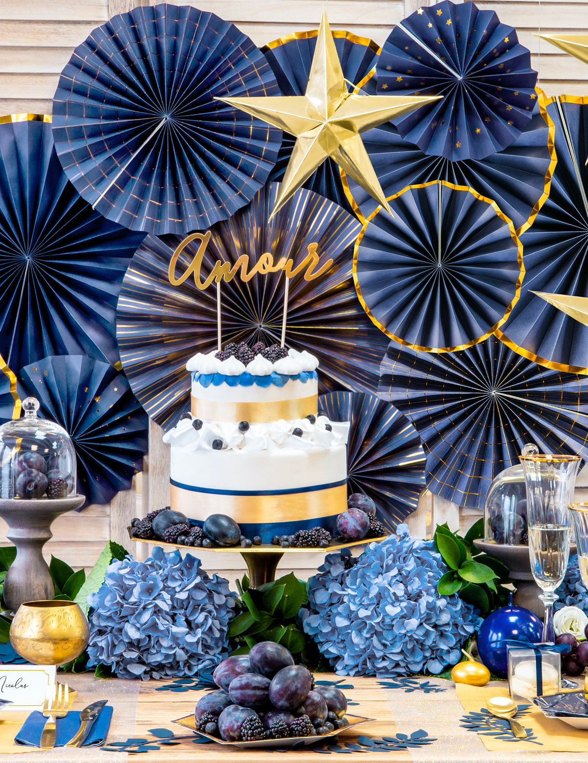 Mise en scène du lot de 3 rosaces en carton à suspendre bleu nuit et or