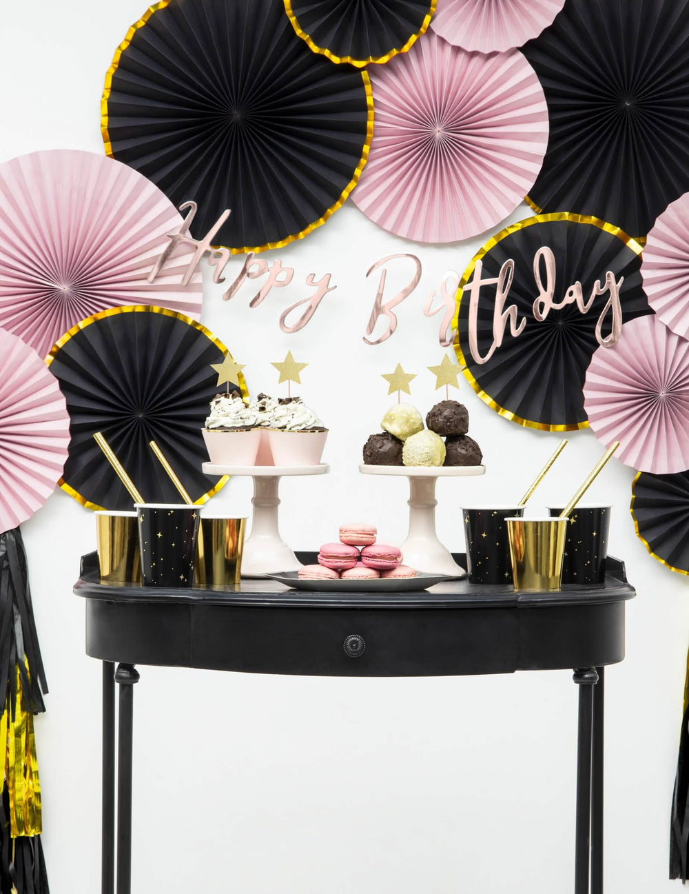 Mise em situação das rosetas de cartão de festa para decoração preto e dourado
