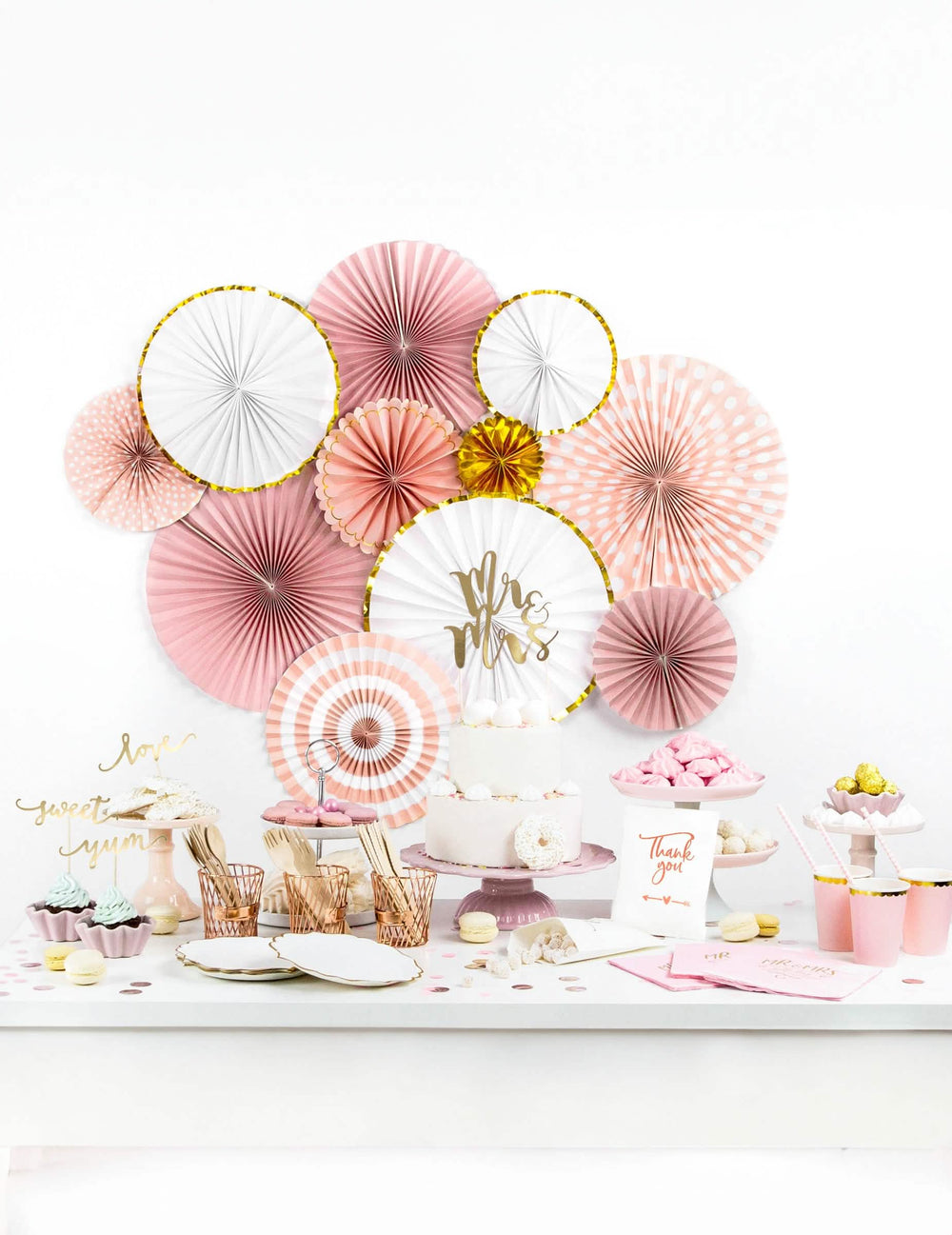 Mise em situação num buffet de festa de 3 rosáceas em cartão cor de rosa pó e dourado