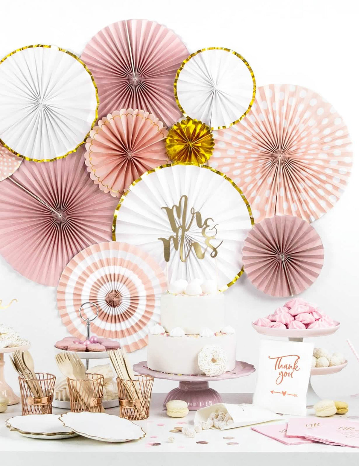 Arranjo festivo de 3 rosetas de papel brancas e douradas para decoração