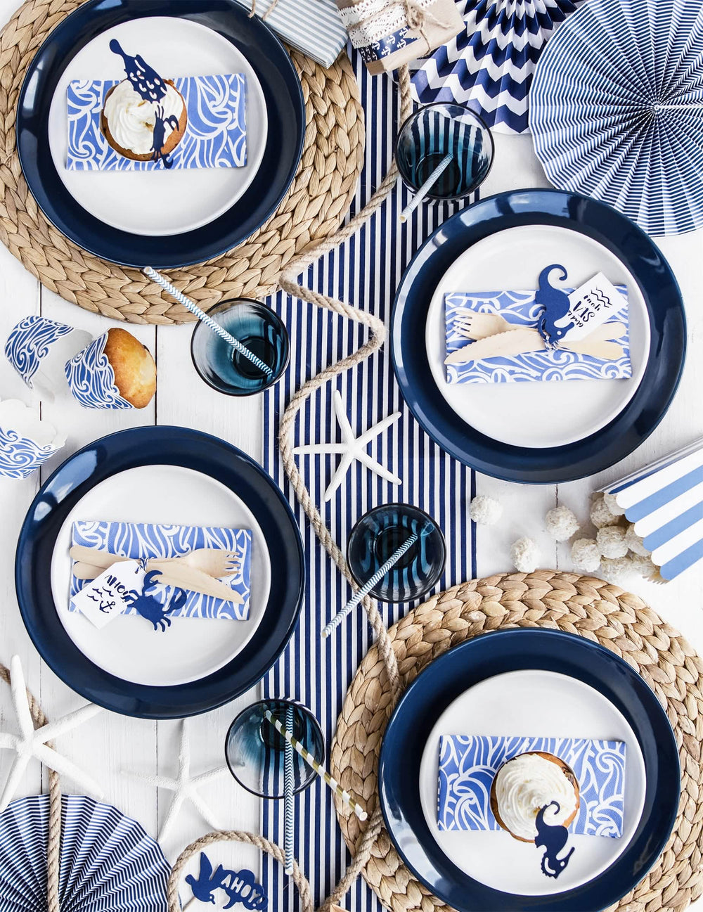 Montagem das 3 rosetas de papel azul com padrões para decoração azul com bolinhas e riscas