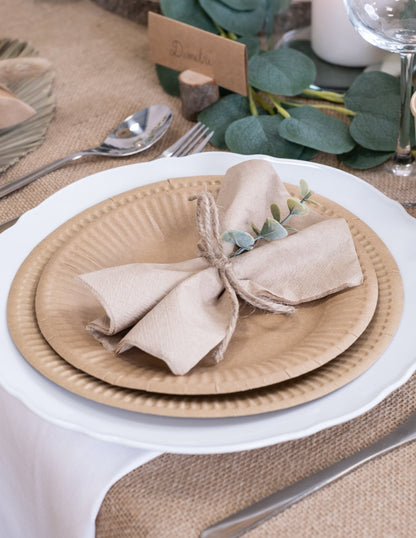 Mise en situation sur une table des serviettes en papier kraft pour fête