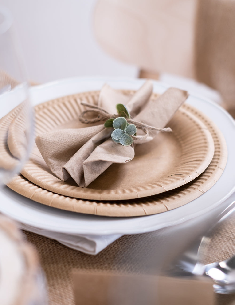 Serviette pliée avec ficelle des serviettes en papier kraft pour fête