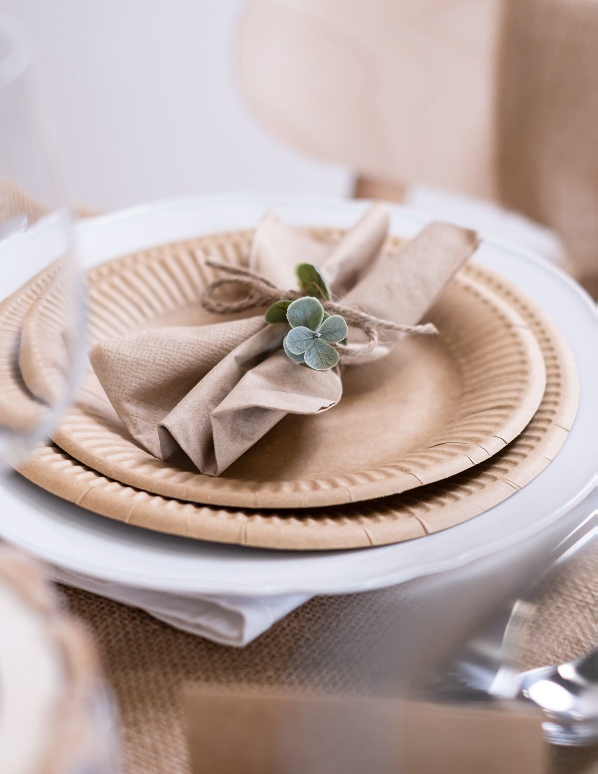 Serviette pliée avec ficelle des serviettes en papier kraft pour fête