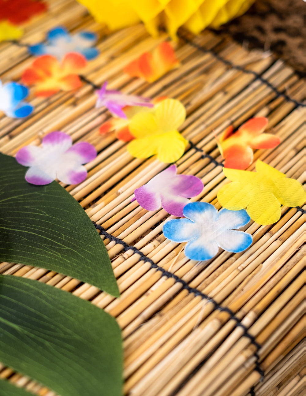 Mise en situation sur une natte en bambou des fleurs décoratives Hawaï
