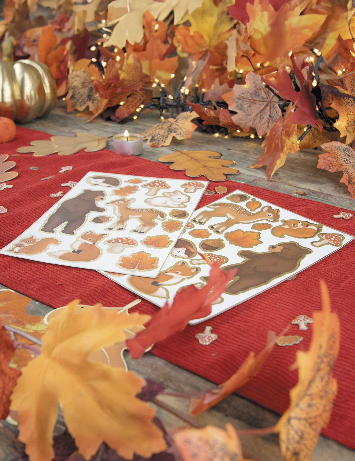 Mise en scène sur table automnale du stickers woodland animaux des bois