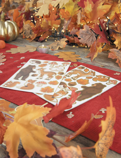 Mise en scène sur table automnale du stickers woodland animaux des bois