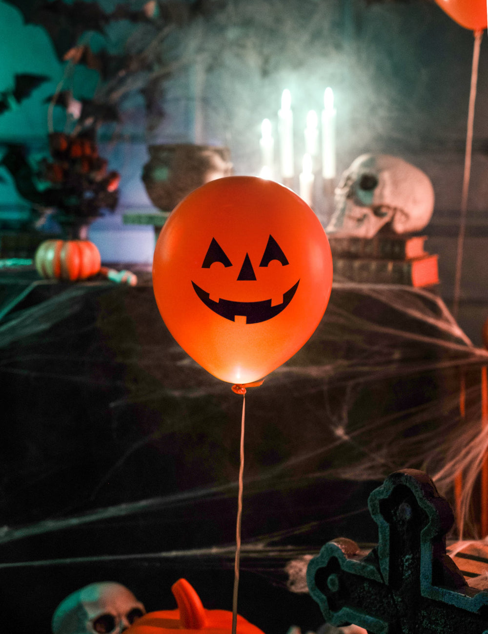 Gros plan sur l'effet lumineux du ballon LED citrouille pour Halloween