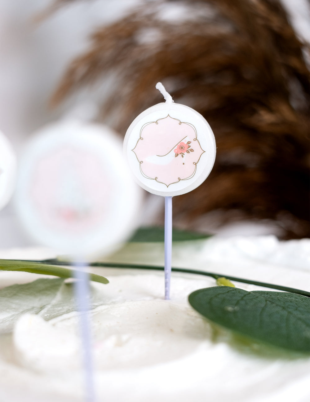 Gros plan sur le motif de chaussure des bougies pour gâteau petite princesse
